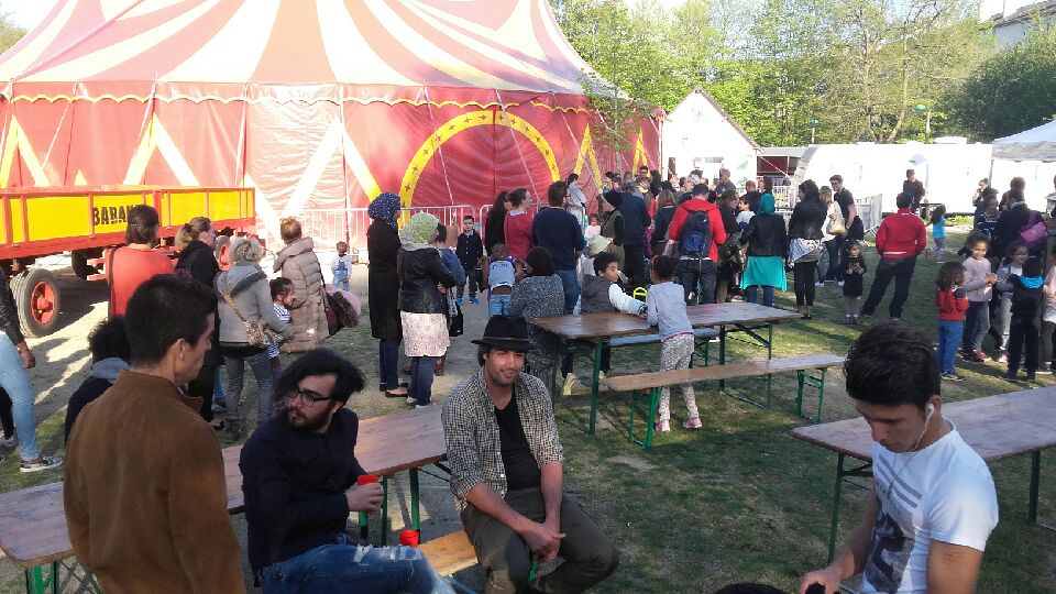 PlongeoirCirque's tweet photo. Le cirque Baraka lance ce week-end de Cirque à l'Épine #CLEAC #LeMans #ParcourstonQuartier #ParcoursEpine https://t.co/nTmBSTbXaU