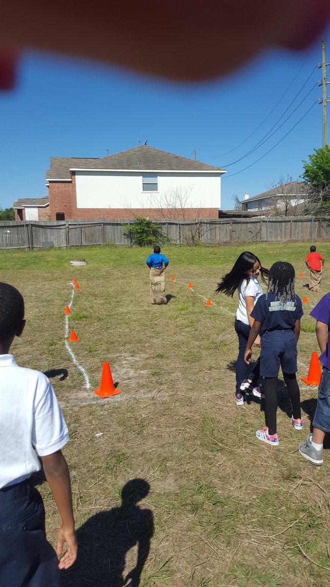 arria_glover's tweet photo. Holmquist Field Day 2017 was a hit!! My kids had an awesome time!!! https://t.co/VF69RbATK4