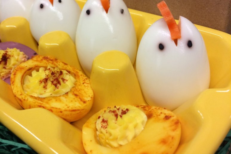 thedailymeal's tweet photo. Turmeric Deviled Eggs https://t.co/1HG3MXsxG7 https://t.co/gk0eEonTMP
