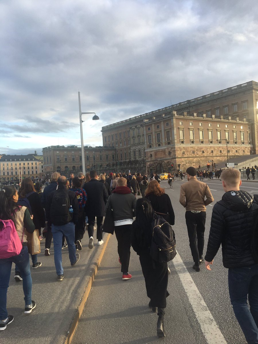 Vandrade hemåt förbi slottet med hundratals andra i solnedgången. Inga bilar och så tyst. Så tragiskt men ändock vackert... #Stockholm