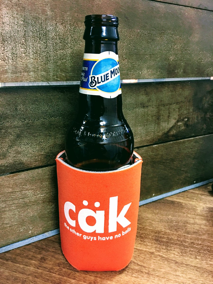 the_cak's tweet photo. Beauty is in the eye of the beerholder. #NationalBeerDay #bluemoon https://t.co/RB80a9zTVc