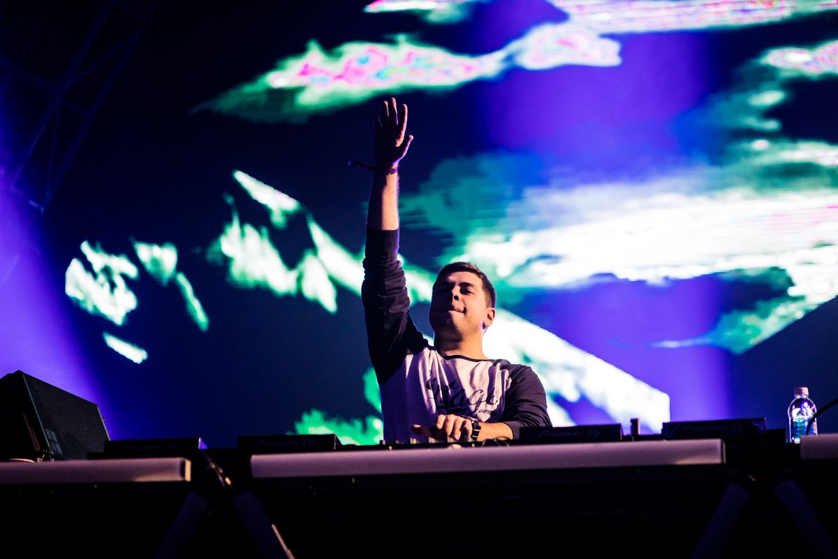 Photographer_PR's tweet photo. It's time for #SC152! π₯ Put your speakers on MAX & tune in from > https://t.co/5DMDyKQ4b1 β¦ | #TranceFamily https://t.co/AWzKisluBL