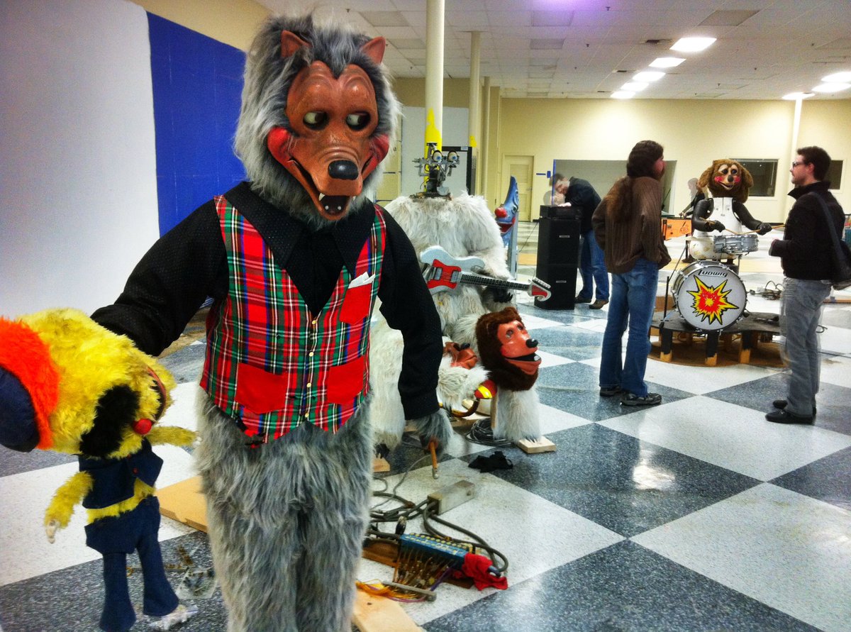 StevenHenryDraw's tweet photo. Hanging out at the Rock-A-Fire reconstruction in 2012 with @BelleandWissell.
#rockafire #animatronic #installation https://t.co/SgtOBeYVW7