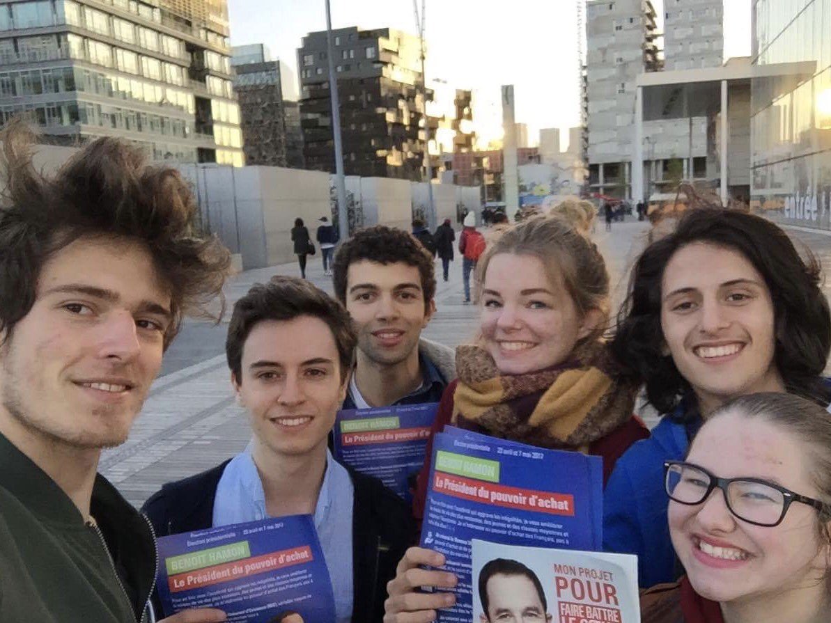 JeunesSocParis's tweet photo. Devant Tolbiac puis aux bords du canal Saint-Martin pour convaincre des propositions de @benoithamon ! 👊🏻 #Hamon2017 #HamonFlash #HamonCanal https://t.co/ox769EGDLv