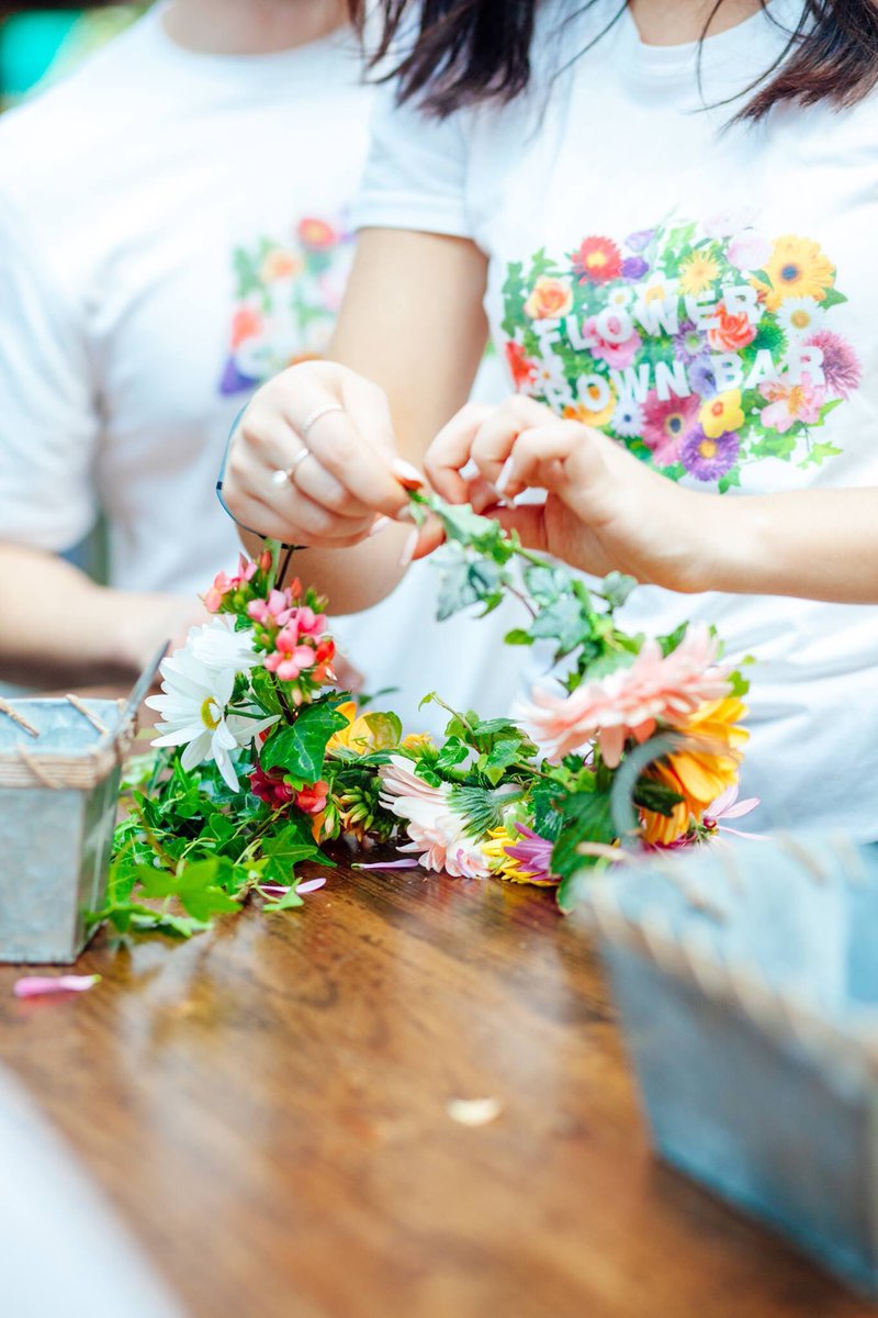 Steph_TheRock's tweet photo. Join us at @CFtoeatonCentre this weekend 12-6pm and create your own flower crown for free! #CFHelloSpring #Toronto https://t.co/tLpAFVzQpT