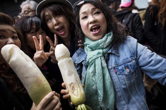 CapaMag's tweet photo. NSFW! Japonya'da düzenlenen 'Penis Festivali' ilginç görüntülere sahne oldu. Bu arada, boğa penisli çorba; Filipinler'e özgü bir yemektir. https://t.co/ZYDcukUozE