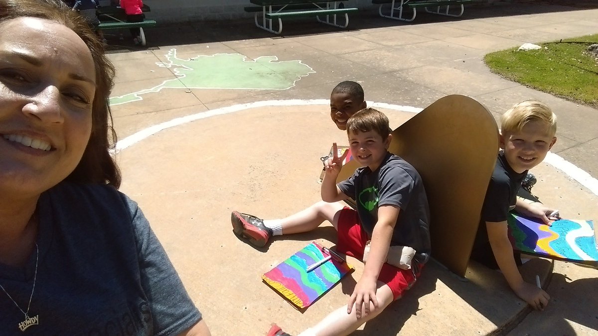 WalkerLibrary's tweet photo. There is nothing better than outside art with @CindiBolton on a warm Friday afternoon! #WalElm #nosubneeded https://t.co/bH6SvJJQAa