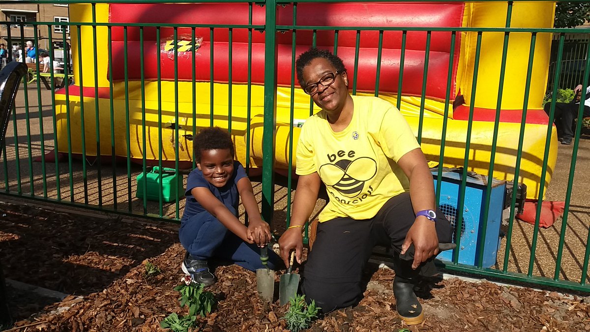 Gr8 #community event <a href="/NELS0NSQUARE/">Nelson Square Gardens Community Association</a> today! 300+ attended planted #Pollinator friendly plants <a href="/LondonBeeKeeper/">Ldn Beekeepers Assoc</a> <a href="/FlowerScapes/">Steve & Karin Alton</a> seeds sown 🐝🌱🌼
