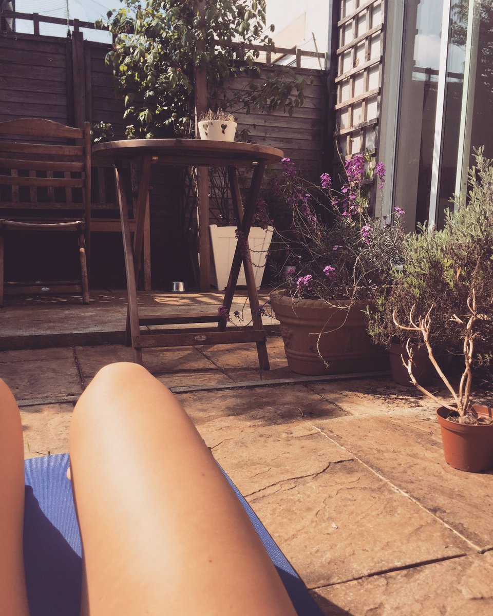 #Friday morning sun means one thing... #yoga in the garden 💕☀️🙏 #britishspringtime #getyourlegsout #yogaoutside #tan #yogababe #fitlife