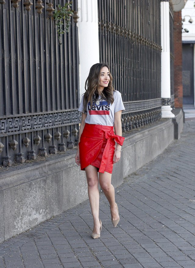 Trendtation's tweet photo. ¡Un #look casual para la primavera con esta falda de piel llena de color! ¡Inspírate con más #outfits de @Besugarandspice con #Trendtation! https://t.co/zDk6NRSGZ7