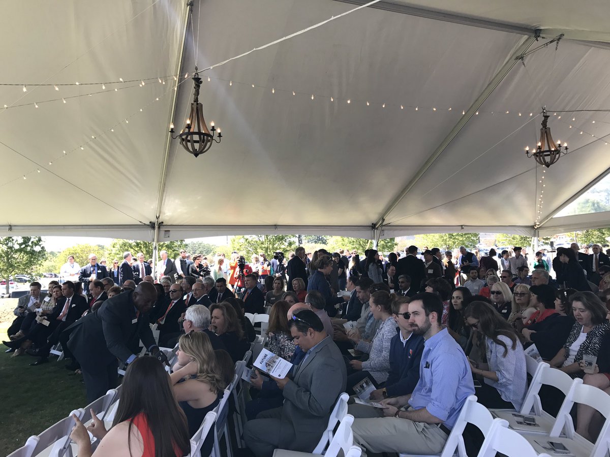 AUHarbertBiz's tweet photo. What a great crowd here to support us today! #DiggingBusiness #HCOB https://t.co/jnpK2BeRtd