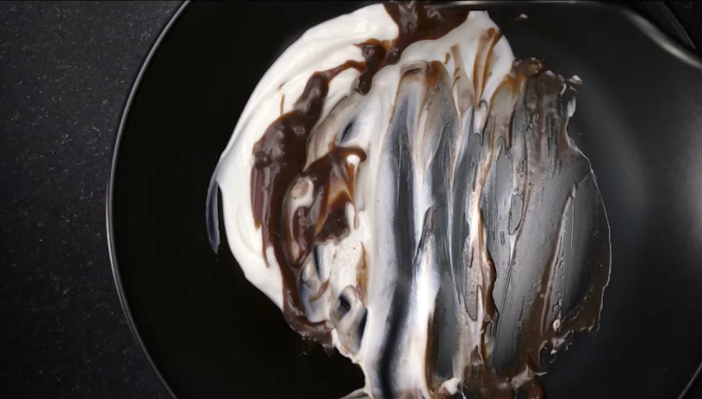 Yogourt gourmand, chocolat noir décadent et pralines croquantes… Vous craindrez de voir le fond du bol! bit.ly/2nIBJSh