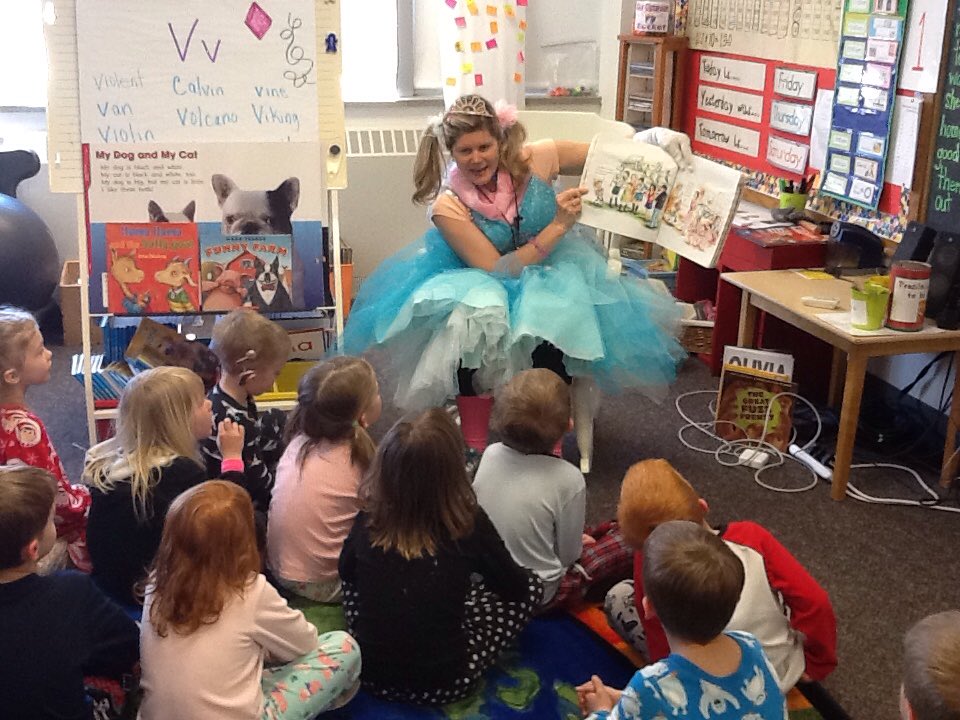 MrsKoeppsClass's tweet photo. Ruby came to tell us about having Tea with the Queen! #teamsh #mysteryreader #shreadathon https://t.co/4jzz5No580