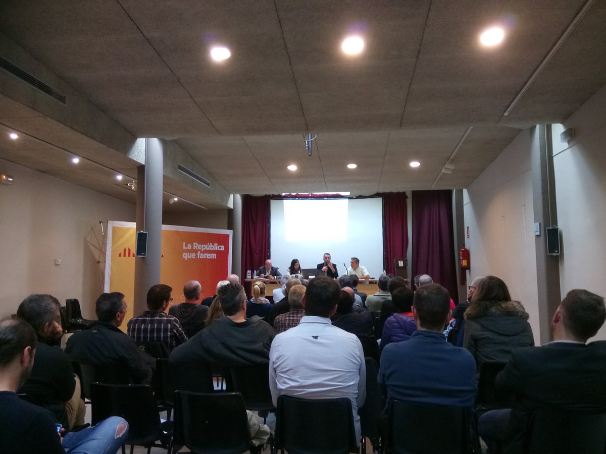 albertdones's tweet photo. Avui a les Borges Blanques, parlem del repte dels residus a la nova República. A @Esquerra_ERC apostem pel porta a porta a les Garrigues. https://t.co/nyw4pHafse