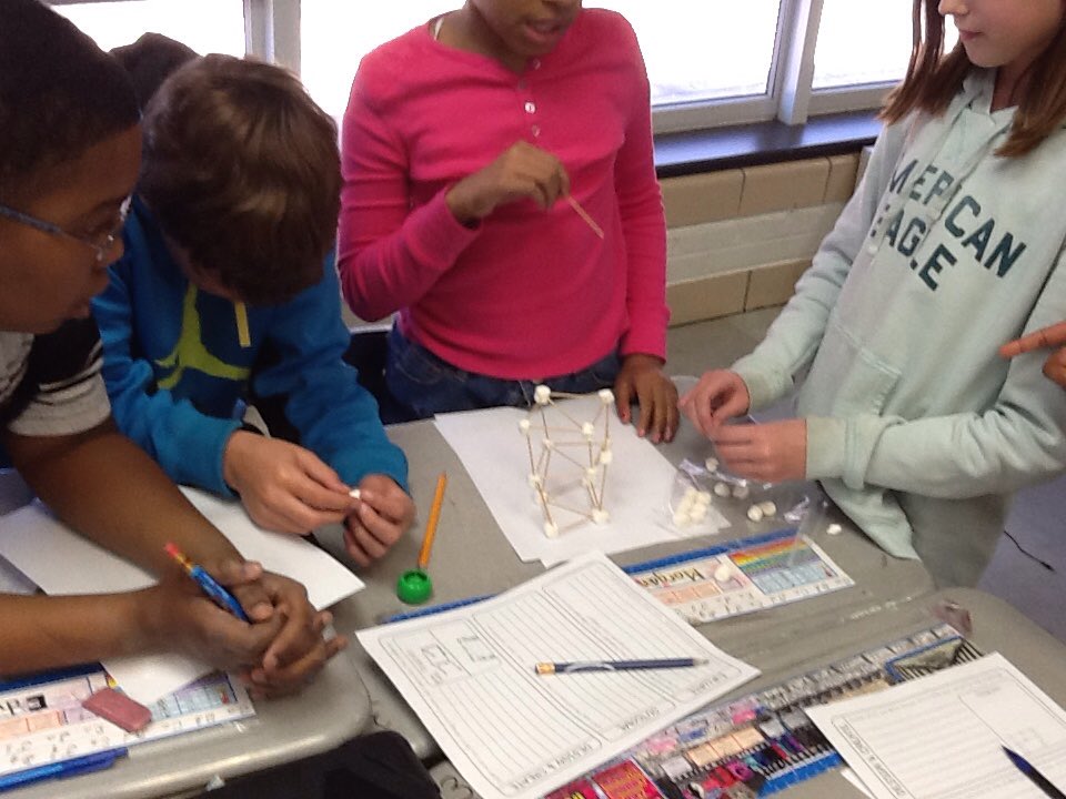KWallace2014's tweet photo. STEM challenge with @MrsDahlstrom123 . @KWallace2014 #STEM #learningisfun https://t.co/RTv1FBpGZP