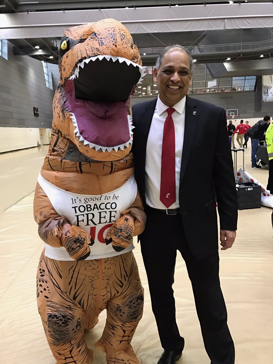 ESG_UC's tweet image. @Prez_Pinto and the Tobacco Free T-Rex! He supports #TobaccoFreeUC @uofcincy