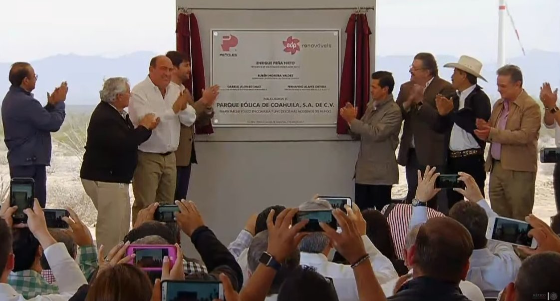 PresidenciaMX's tweet photo. El Presidente @EPN devela la placa inaugural del "Parque Eólica de Coahuila, S.A. de C.V." https://t.co/JoUd5lBrCw https://t.co/sam1CMjKTz