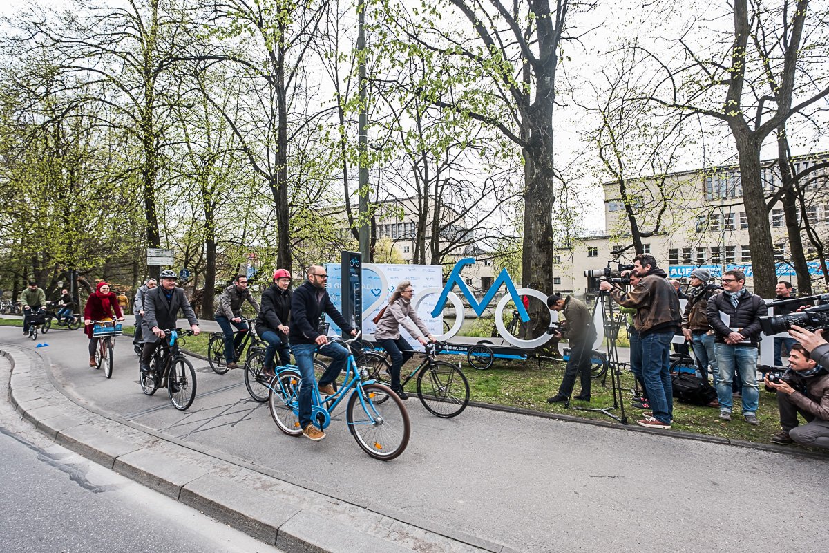Radlhauptstadt's tweet photo. Münchens erste Radl-Zähl-Stele mit Digitalanzeige ist in Betrieb auf dem Isar-Radweg! Bildergalerie unter: https://t.co/GaXf8eoyJR https://t.co/sVw7jegYga
