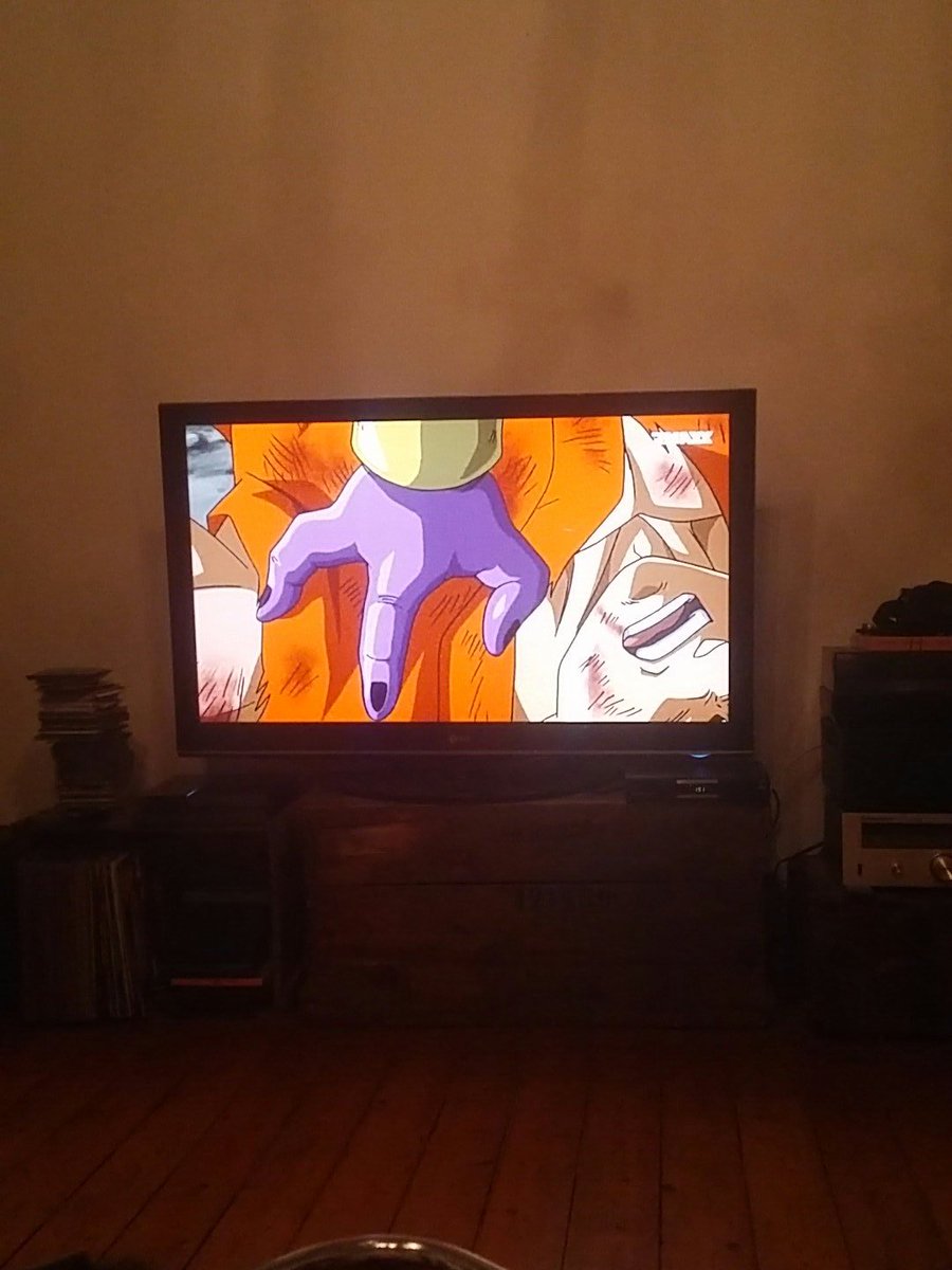 AdrianL3nz's tweet photo. Frieza tritt einfach auf Leute die am Boden liegen... #ehrenlos #DBZRF @Raafey17 @PetritLP @ProSiebenMAXX https://t.co/TSFebntB6P