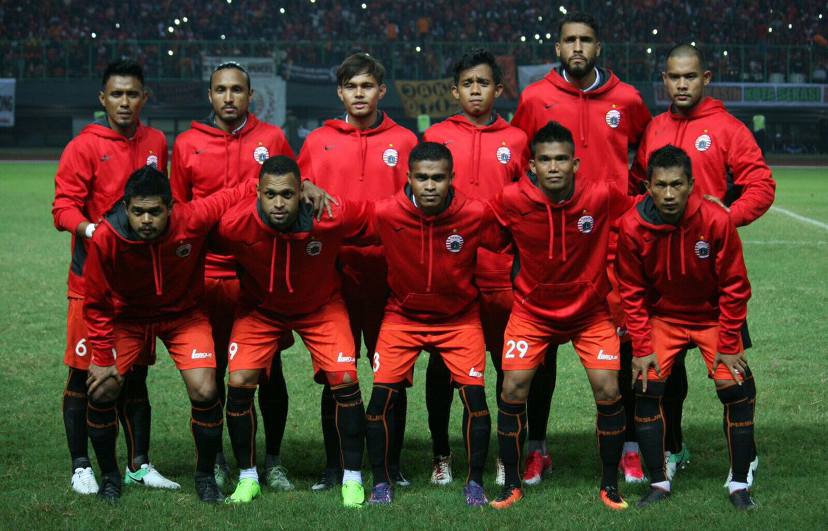 MafiaWasit's tweet photo. Demi Tuhan, gua masih penasaran makSUD dari Marketing/Menejemen #PersijaGW ini menggunakan jaket Nike dengan kombinasi celana @league_world https://t.co/GMa47X63kt