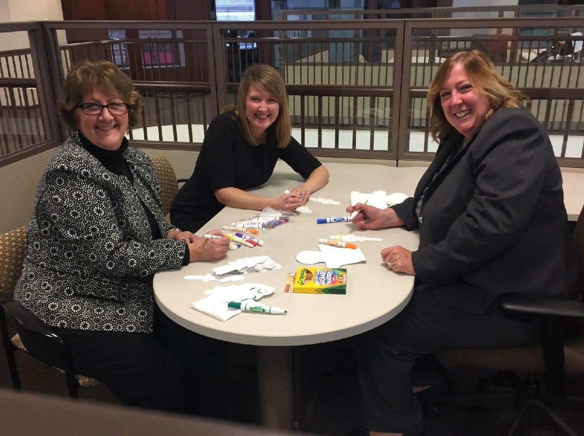 MariaPasicPNC's tweet photo. April kicks off our focus #EarlyEducation & today #volunteers team up to color puppet kits for #Mlwaukee pre-K classrooms #PNCGrowUpGreat https://t.co/alCLe2Nu3u