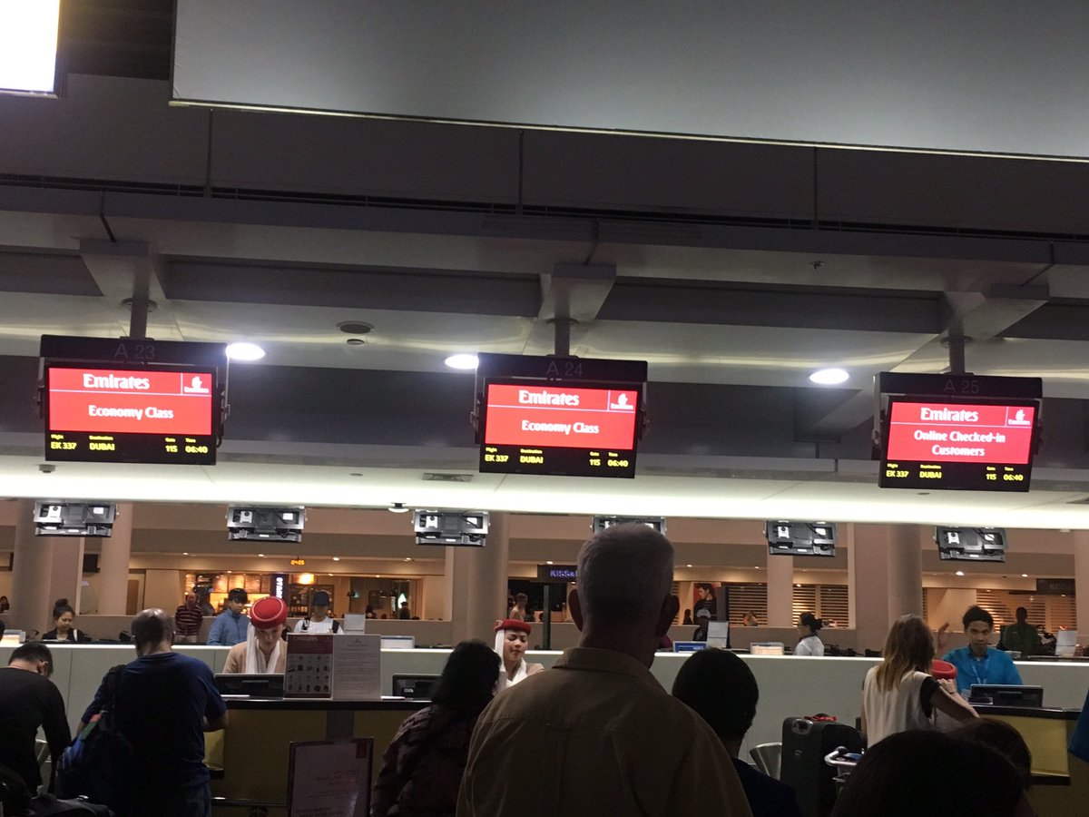 VictoriaHavill's tweet photo. @emirates absolutely shambles checking into Manila. In a queue for over an hour yet done online check-in with one desk out of 7 open! #ek337 https://t.co/VhW297VqSr