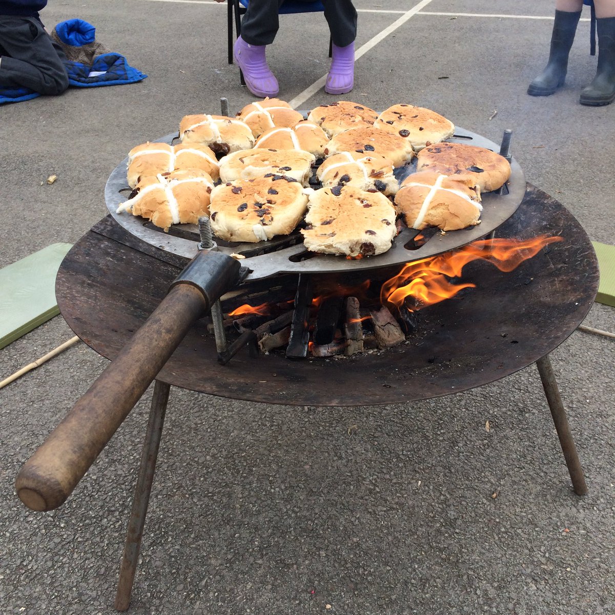 mattlongnow's tweet photo. 🔥♨️❌toasting #hotcrossbuns on the school playground at #forestschool this morning #easter #firewok #fire #outdoorlearning https://t.co/TpI8GIbyJV