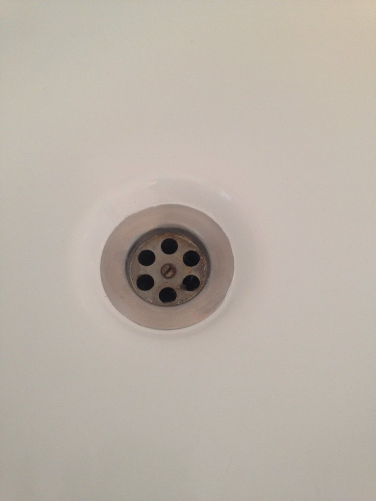 1UltimateFinish's tweet photo. Sometimes in can be cheaper to repair rather than replace. Damage around bath plug fully restored. #surfacerepairs https://t.co/i39XBpjXWY