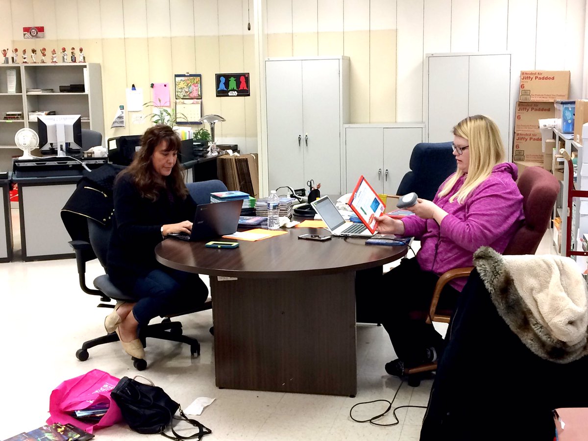 MCPSSLMP's tweet photo. Having to tell tell media specialists to go home to begin Spring Break...#dedication #bookreviews @HRuff1 #slmp16 https://t.co/Gcg0demS1Y