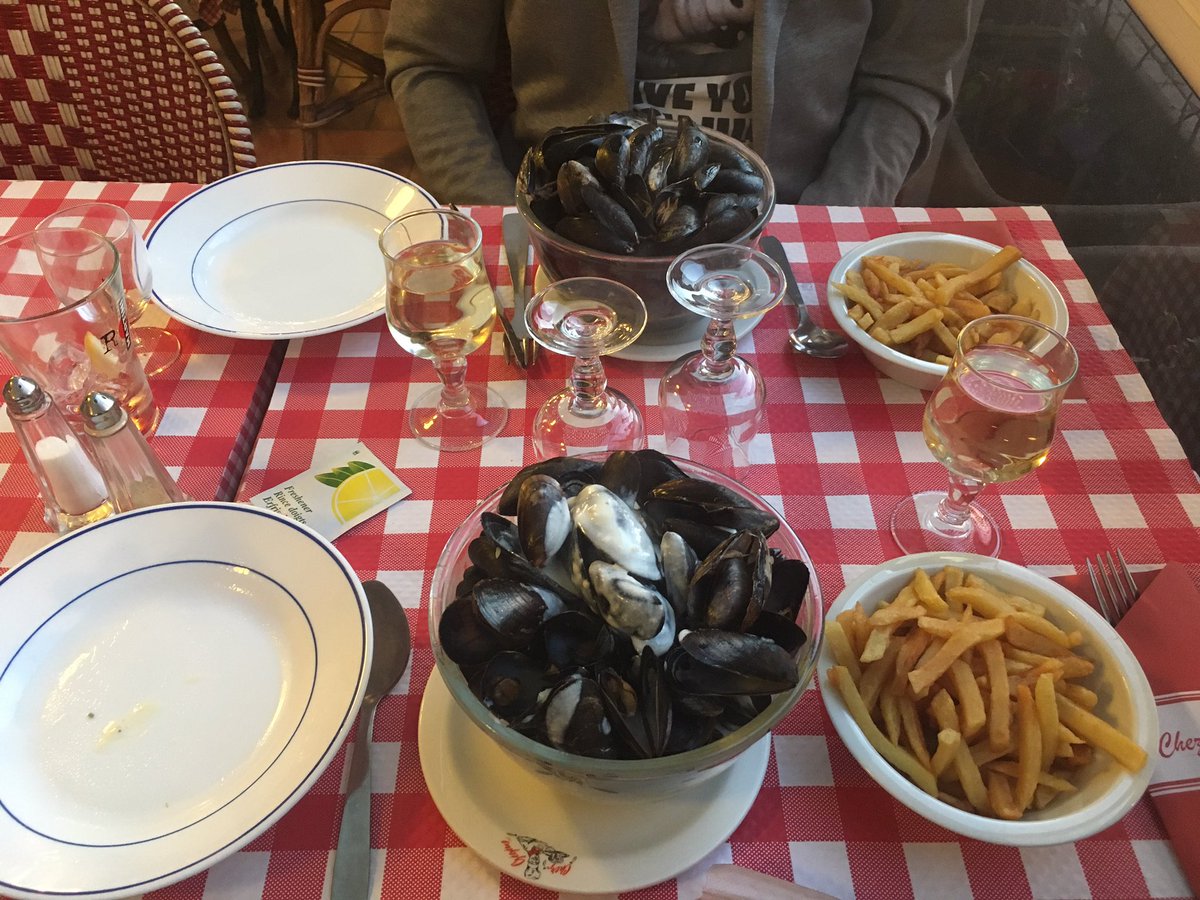 rikpeu's tweet photo. Au programme ce soir #chezgegene #bordsdemarne #moulesfrites #joinvillelepont #birthday https://t.co/9FjST8VGml