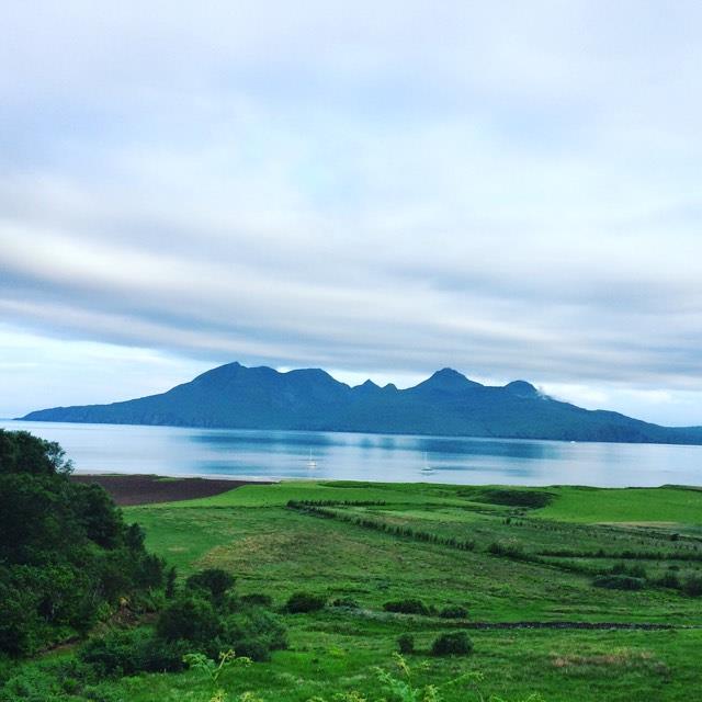 jenmunroe24's tweet photo. @NaturesPathUK The view of Rum at 6am from the Isle of Eigg after the all-night anniversary ceilidh: pure serenity #simplesunrise https://t.co/pXk6KkdXn0