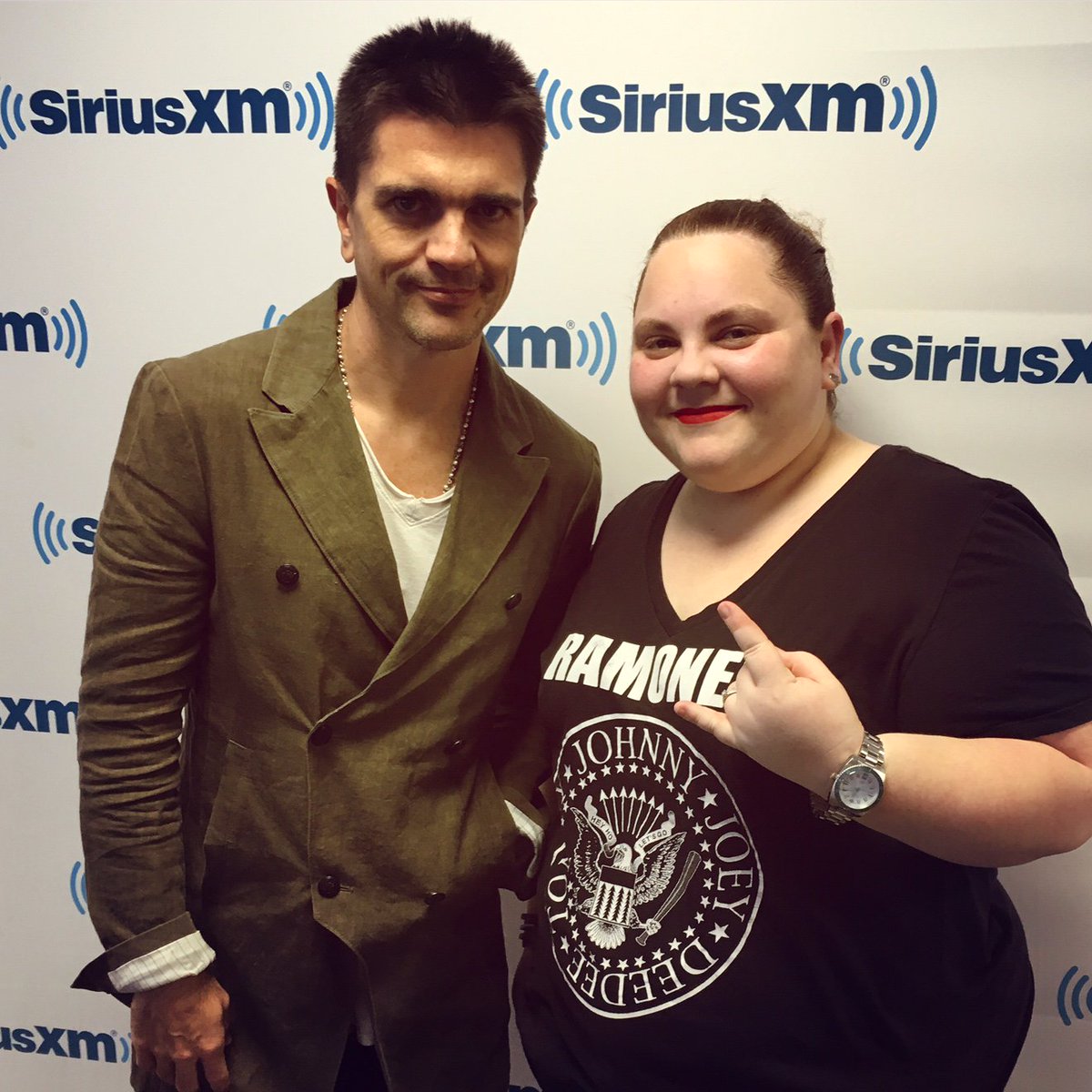 Aqui una reseña del tema nuevo de @Juanes #Angel por nuestra @eflores417 #ElSitio @siriusxm blog.siriusxm.com/2017/04/07/jua… #MisPlanesSonAmarte