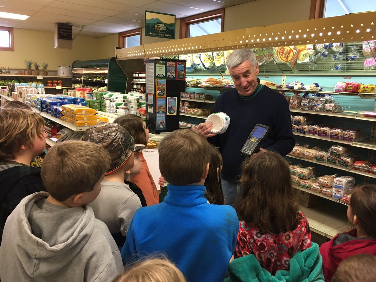 PeaksIslandES's tweet photo. Grades 3/4 get DEEP into global vs local #foodsystems learning! Thanks, Bob Hannigan! @PORTLANDPUBLIC #HomegrownHeroes #PBL #PIESRising https://t.co/I39X9FvcDK