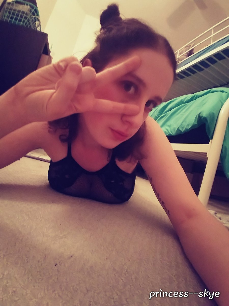 fndhakaih's tweet photo. Got a new cam! Who thinks I should play w/ it tonight? 💋 📷 👸 https://t.co/TJt01hB8gO