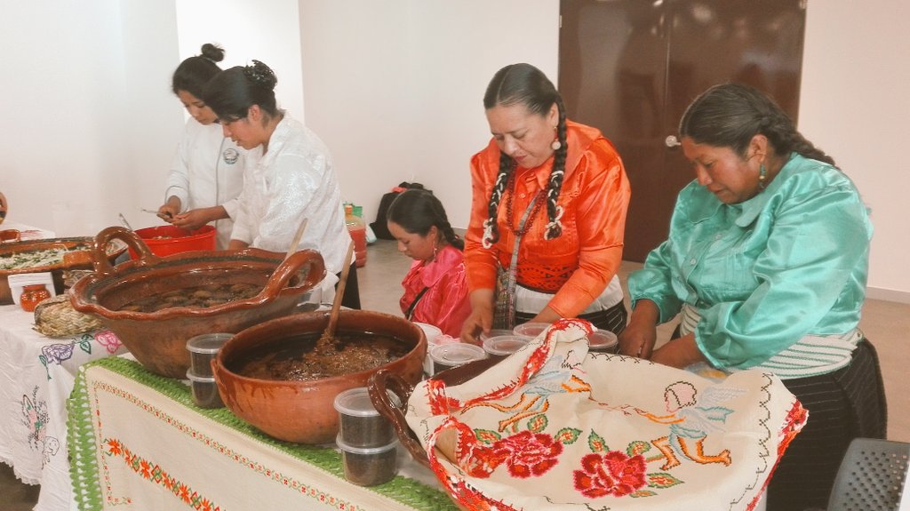 NexosTuristicos's tweet photo. Culmina #Kultur2017 con degustación de #CocinaTradicional #Ixtlahuaca #Edomex @ferolivera09 @SECTURGTO @EdomexTurismo @foronalturismo 😉🍴👌👏👏 https://t.co/D2qfqZMpVX