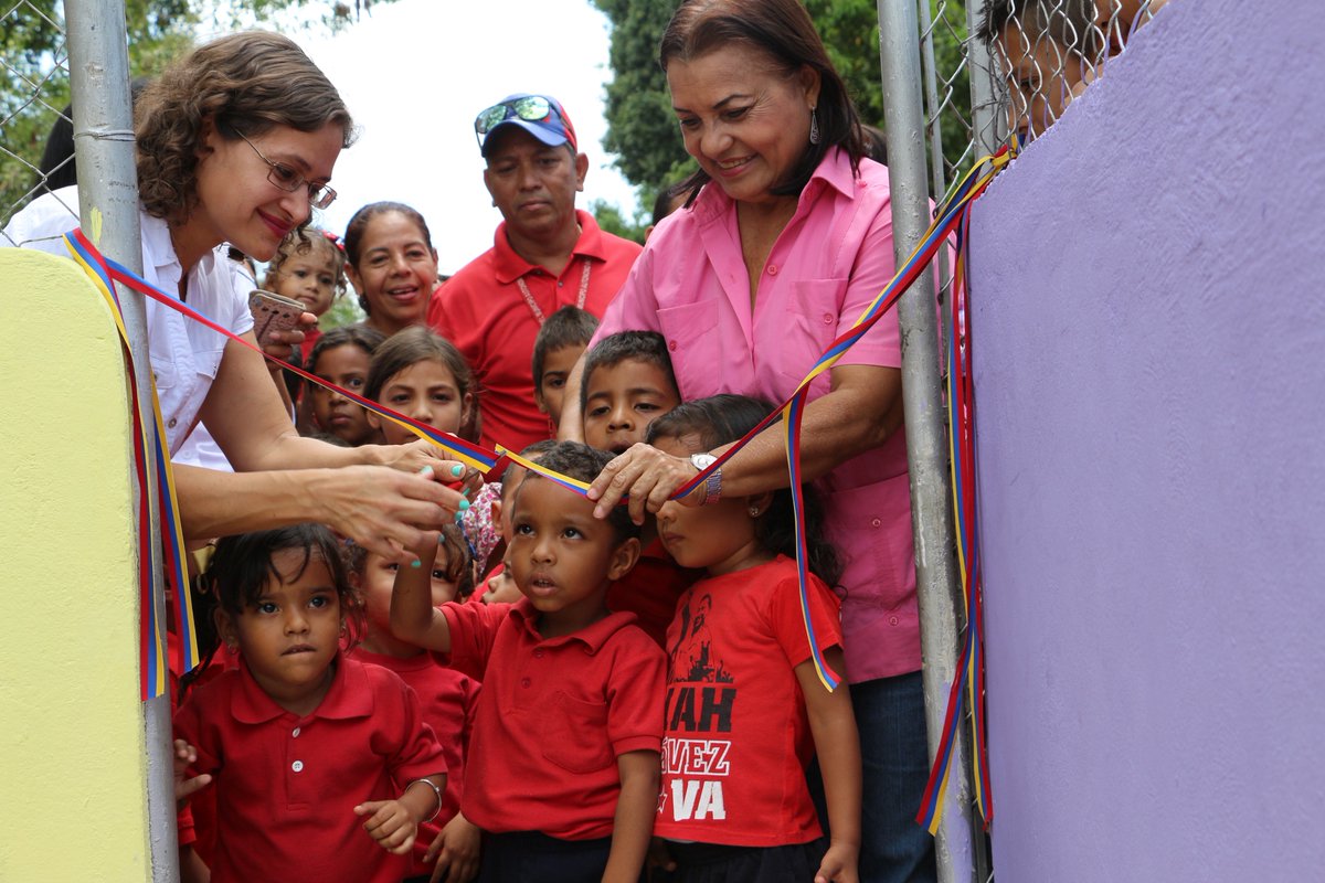 FNNSimon's tweet photo. Mientras la derecha destruye escuelas y liceos, el Gobierno Revolucionario construye y abre nuevos espacios para la Paz y la Educación https://t.co/eE7i6hWGvI