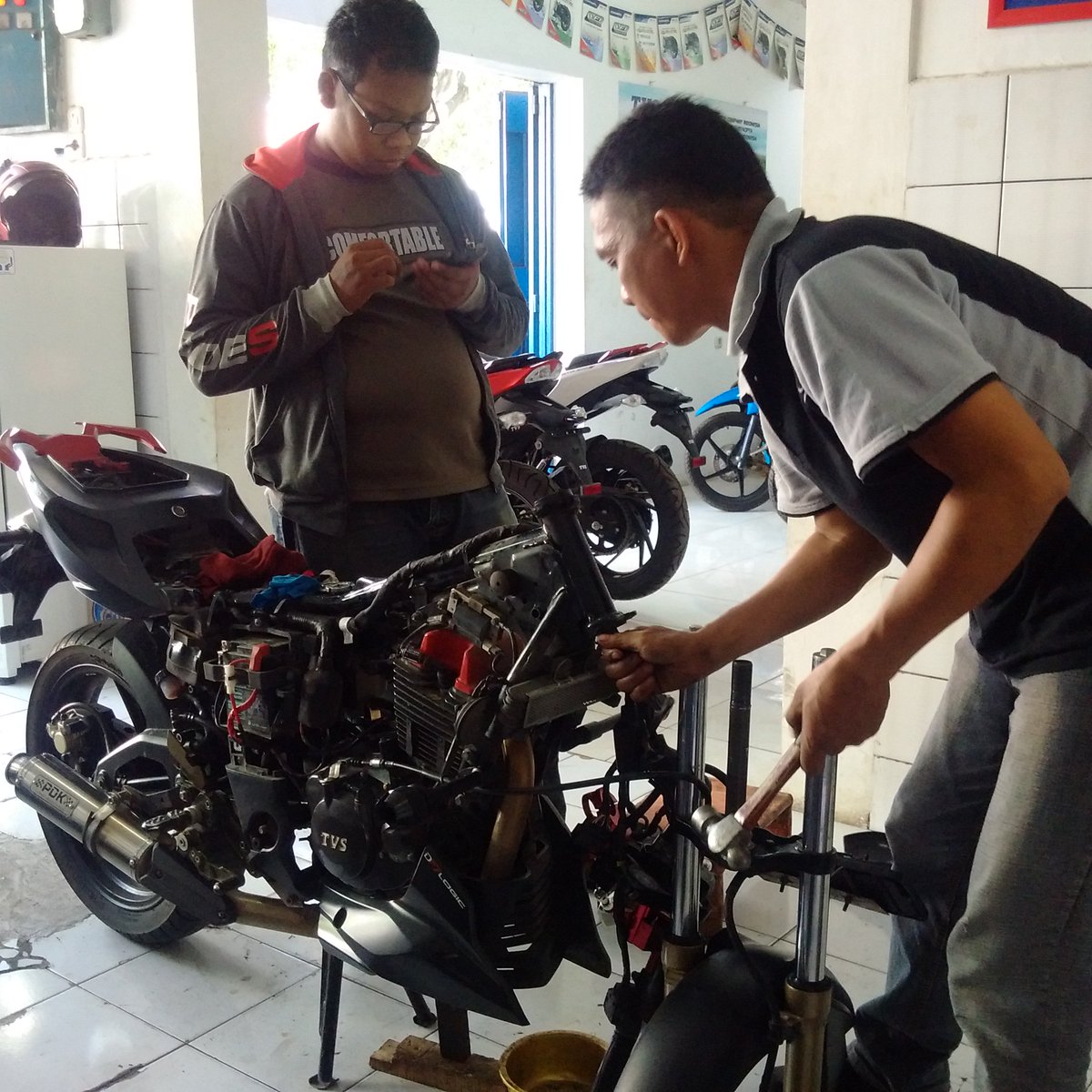 TvSmakassar's tweet photo. Refair kom stir Apache RTR 200 oleh mechanical pak arsal #tvsmotor #motormania #motorbalap #motorindia https://t.co/GmvvEtAnnE