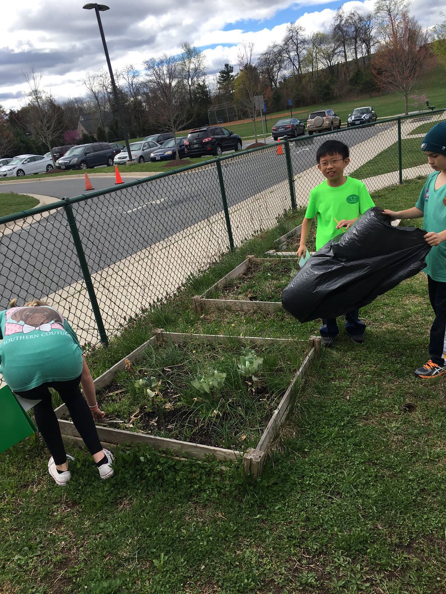 MissMazz_FSES's tweet photo. Our School grounds Green Team committee worked to improve our school landscape by picking up trash https://t.co/0CDfOTSw20