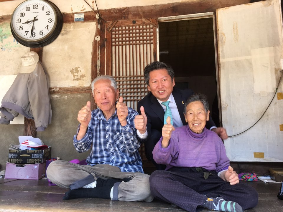ssaribi's tweet photo. <효도하고 나라구하자!>시골 고향에 가서 작은아버님 내외분을 만났습니다. 어깨주무르고 등도 두드려드렸습니다. 문재인을 부탁하고 엄지척 OK를 받았습니다. 부모님을 설득해주세요. 인증샷 릴레이대회해요. https://t.co/qZBFGfE94b