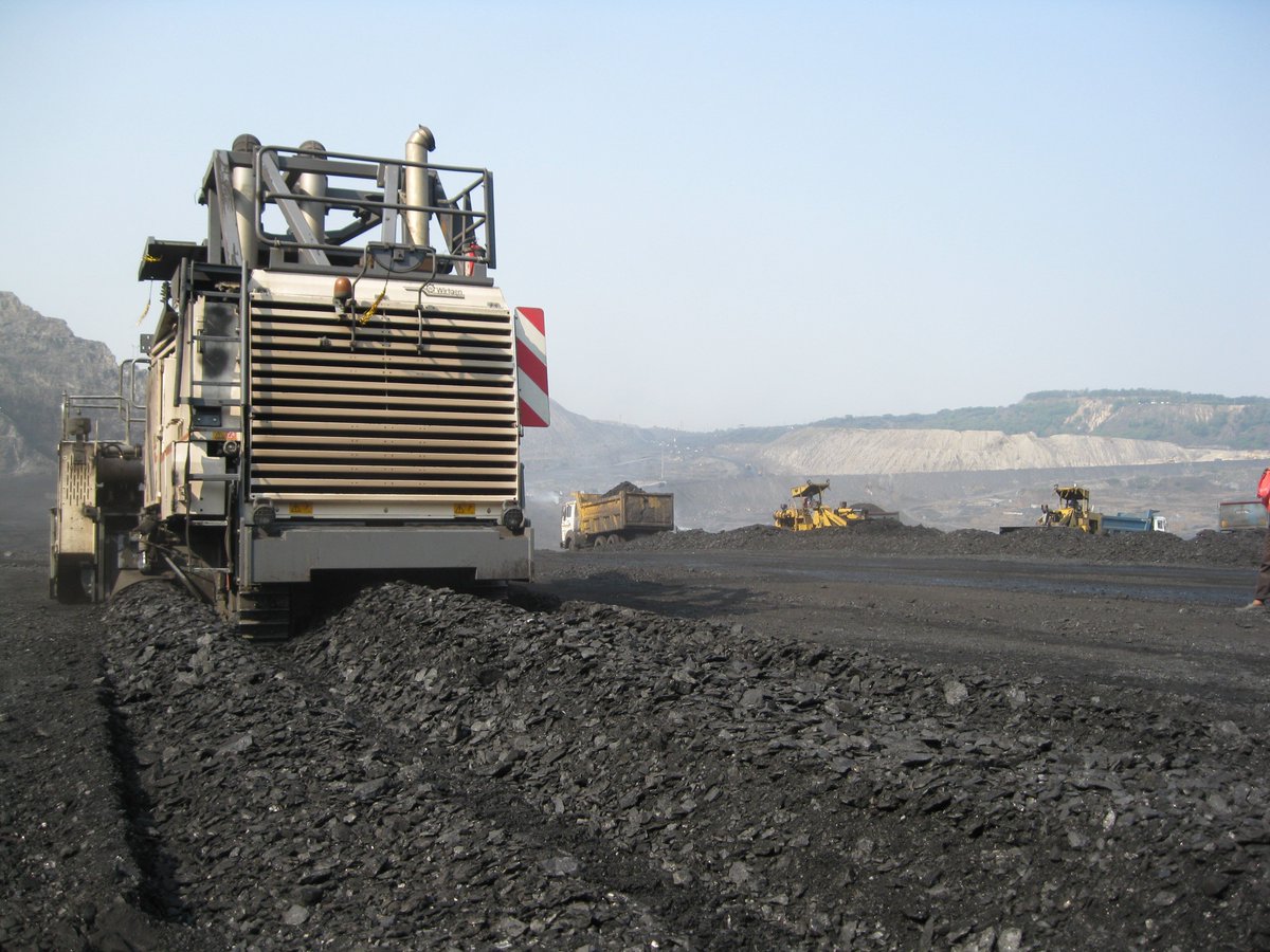 CIL deploys 38 surface miners @MCL to reduce pollution &amp; Improve Quality of Coal. MCL's  92.48%  production by surface miners <a href="/PiyushGoyal/">Piyush Goyal</a>