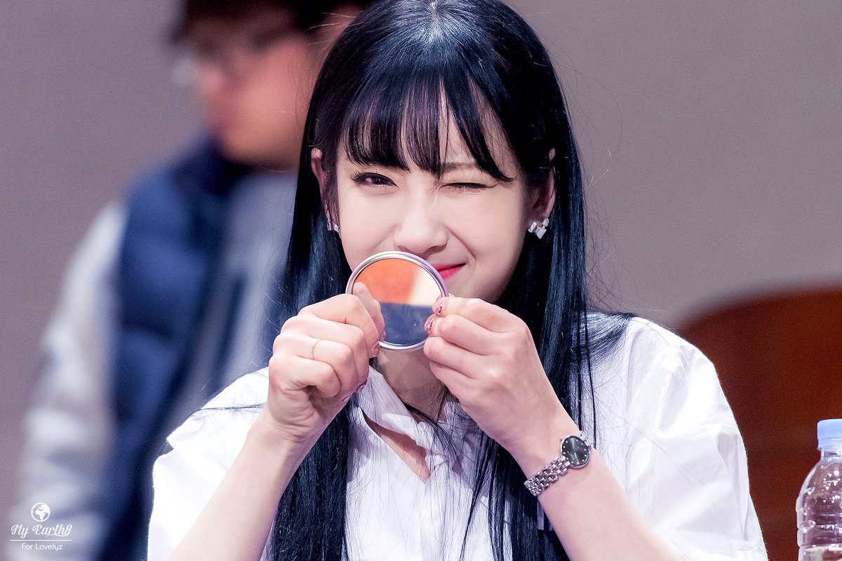 keilinci's tweet photo. RT my_Earth8: 170303 목동 팬사인회

#러블리즈 #LOVELYZ
#베이비소울 #BABYSOUL #이수정
#유지애 #JIAE https://t.co/2GiCL7U4Yo (via Twitter https://t.co/rfuZD6zwKo) https://t.co/Bs4H14MLXb