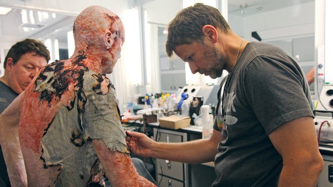 How a makeup artist helped <a href="/RealHughJackman/">Hugh Jackman</a> look his worst in #Logan bit.ly/2nYGyFE