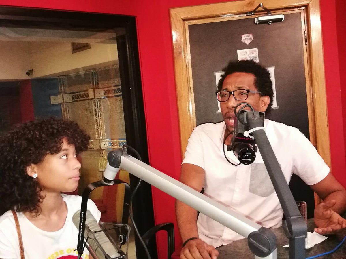 enlamira941fm's tweet photo. Complicidad y admiración es lo que podemos ver en estos rostros de padre e hija,familia de artistas 👏🏽👏🏽👏🏽 #YaDiosQuemeperdone https://t.co/eFvwp6M7XK