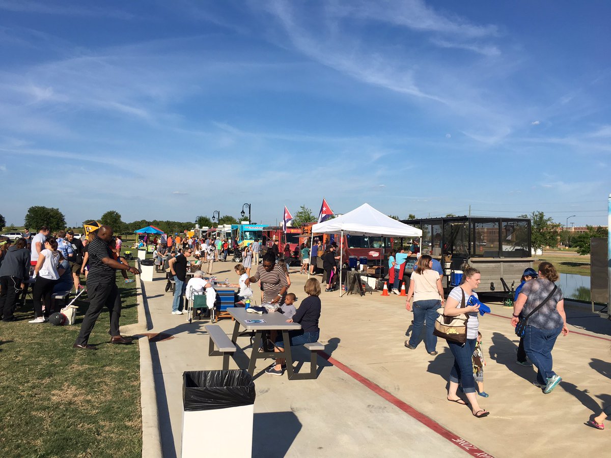 BridgelandTX's tweet image. Got food? We have plenty! Friday Night Bites is happening tonight till 9 PM. Live music, scavenger hunt and more!