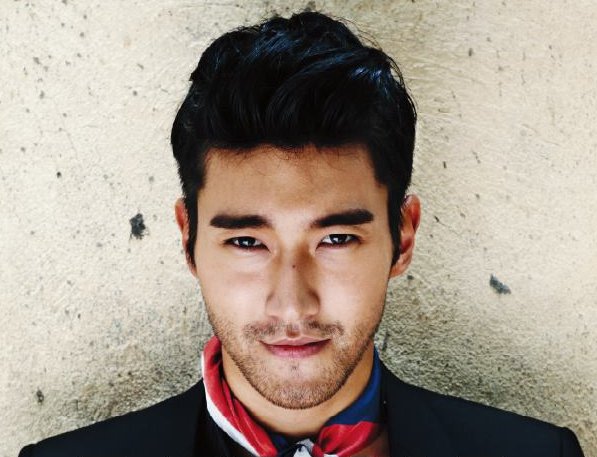 Happy birthday to my singer Choi Siwon..Miss his group together again.. 