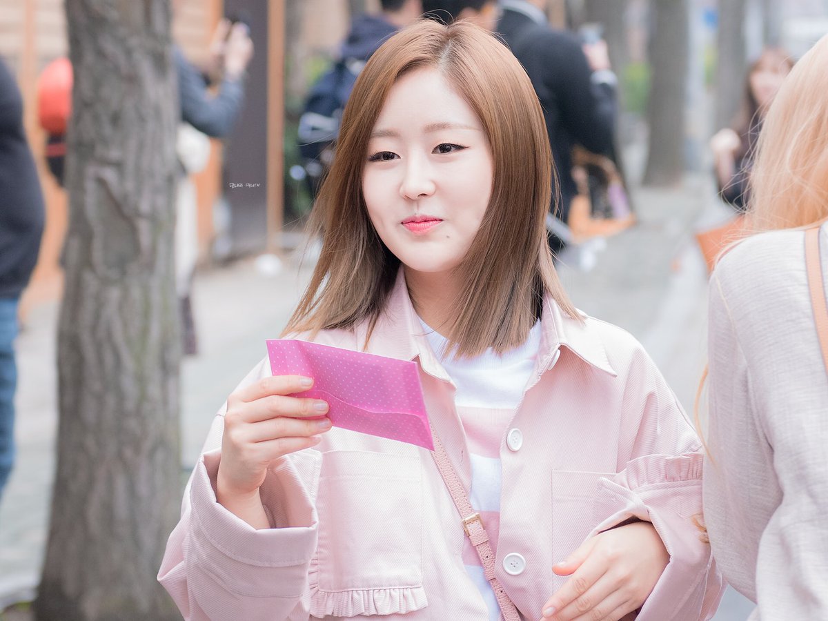 keilinci's tweet photo. RT MnM_sis: 170407 뮤직뱅크 출근길

#러블리즈 #Lovelyz #베이비소울 #Babysoul

저거 내 편지다 https://t.co/bSmzWVA5jq (via Twitter https://t.co/MAXeqj5Zgl) https://t.co/3xCqUQIa6m