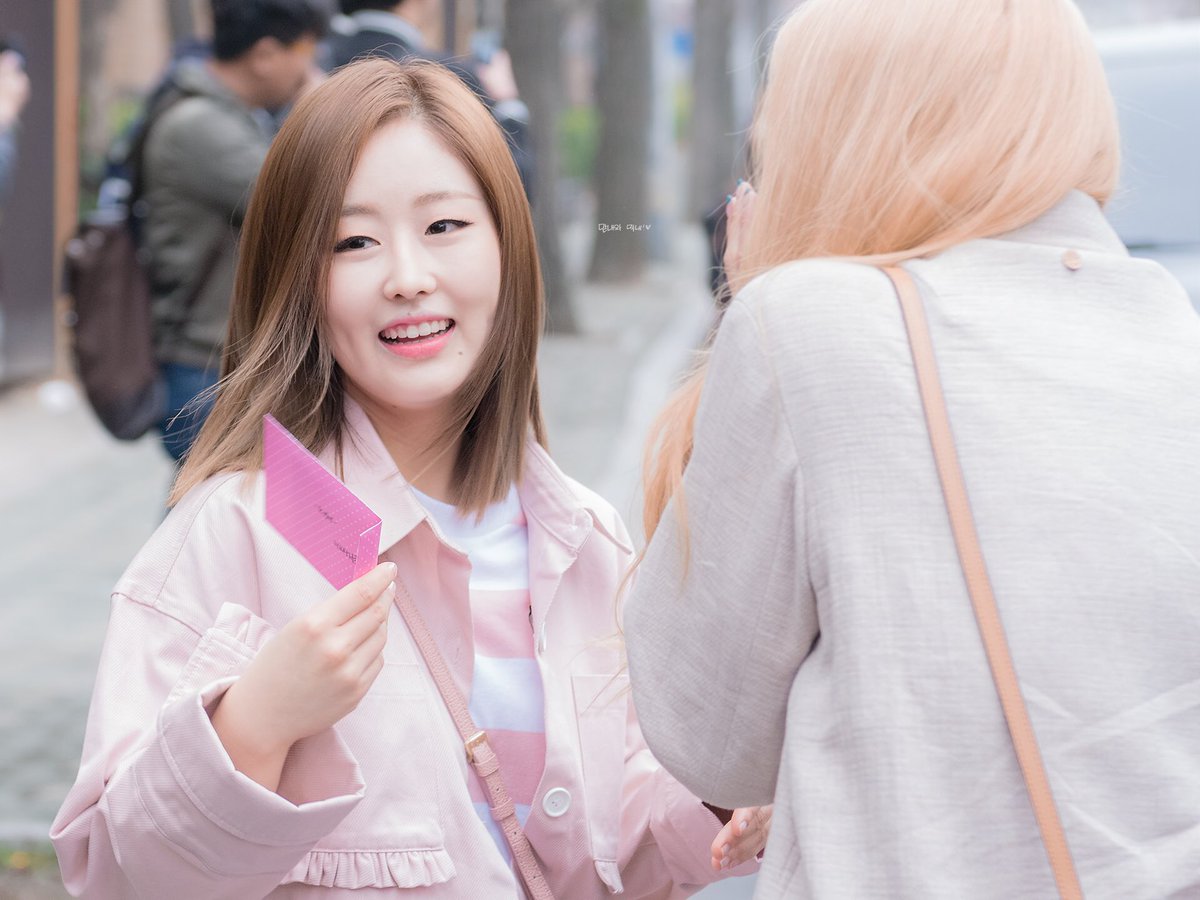keilinci's tweet photo. RT MnM_sis: 170407 뮤직뱅크 출근길

#러블리즈 #Lovelyz #베이비소울 #Babysoul

저거 내 편지다 https://t.co/bSmzWVA5jq (via Twitter https://t.co/MAXeqj5Zgl) https://t.co/3xCqUQIa6m