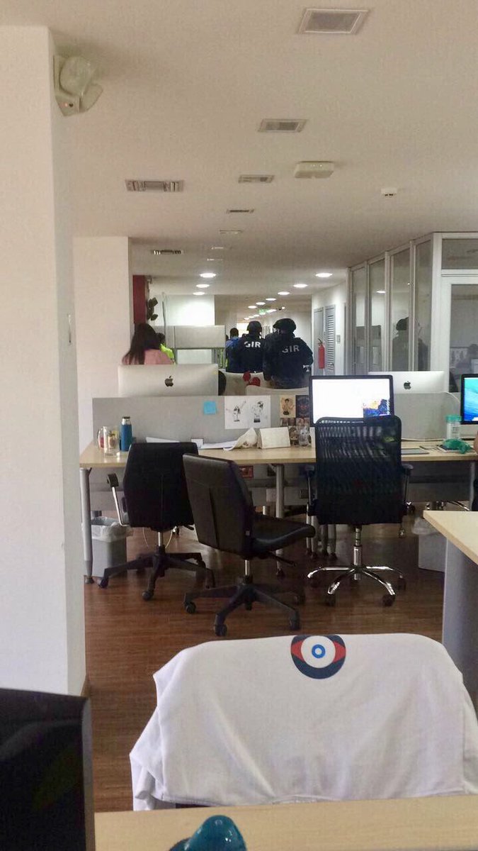 ResistenciaEC1's tweet photo. #DictaduraEnEcuador

Acaban de llegar miembros del GIR a oficinas de agencia publicitaria de CREO. 

Favor difundir. https://t.co/7ri0ga3cVQ