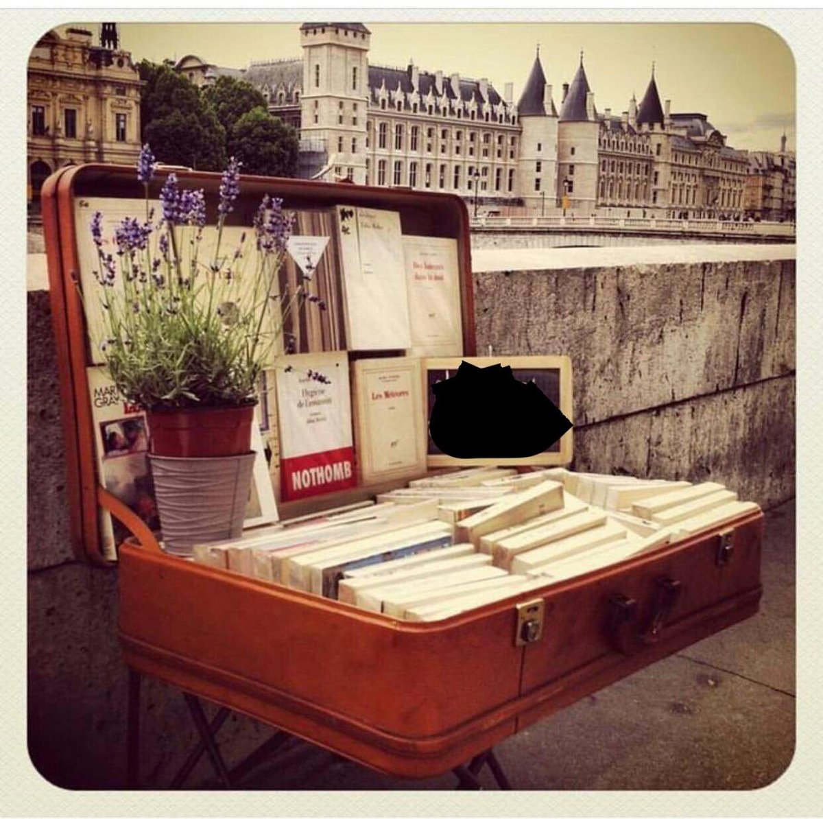 askivatan1's tweet photo. Sorarım bazen kendime 
En son gördüğümü 
En son göründüğümü. 
En son annemin yüzünü görmüsüm
babamın ellerinde gözükmüsüm
Ve yine vakti .. https://t.co/7oTXfMV77r