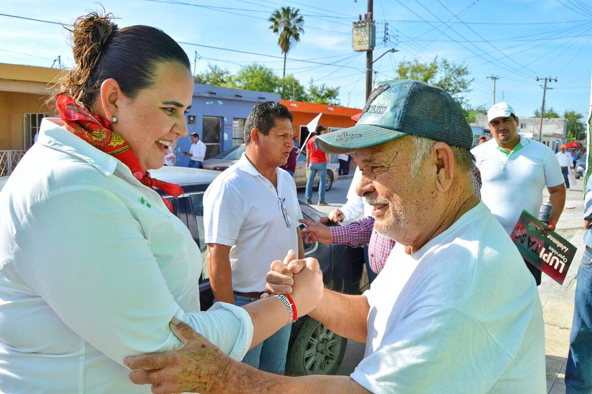 gpeoyervides's tweet photo. Toca toca y reuniones con mis amigos del Fracc. San Pablo en donde platicamos de las propuestas en materia de pavimentación.
#JalemosJuntos https://t.co/rTE6JcI4oQ